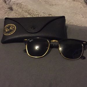Black Ray-Ban club masters.